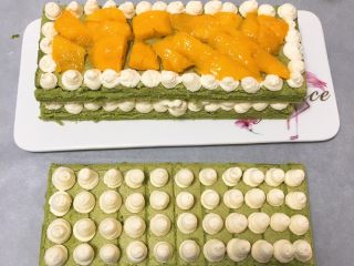 21、抹茶芒果裸蛋糕,再铺上奶油霜，再覆盖一块蛋糕。