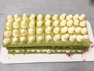 22、抹茶芒果裸蛋糕,再筛入一些抹茶粉装饰。