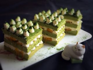 24、抹茶芒果裸蛋糕,切开就可以品尝了，这款蛋糕的确不错，抹茶味、芒果搭配，甜而不腻。