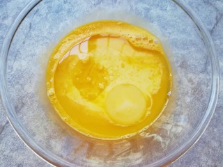 3、6寸中空戚风蛋糕,加入牛奶和玉米油，搅打至蛋黄、牛奶和玉米油完全融合。