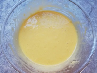 5、6寸中空戚风蛋糕,搅动至无干粉无颗粒，食材完全融合(如图)，放在一边备用。