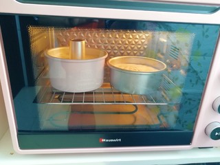 17、6寸中空戚风蛋糕,上下管150度烤35分钟。