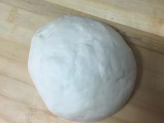 5、自制麦辣鸡腿汉堡,发酵好的面团直接在面包机中启动揉面程序8分钟，给面团进行排气