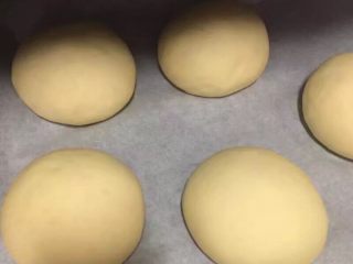 8、自制麦辣鸡腿汉堡,放入烤箱底层38度发酵温度进行二次发酵，里面放一碗水保持湿度，发酵到二倍大就可以了