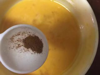 12、自制麦辣鸡腿汉堡,在烤面包过程中，可以同时进行制作麦辣鸡块，取一碗放入鸡蛋搅拌均匀加入肉桂粉