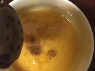 14、自制麦辣鸡腿汉堡,加入胡椒粉