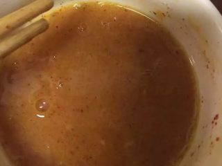 16、自制麦辣鸡腿汉堡,然后搅拌均匀后放在一边备用