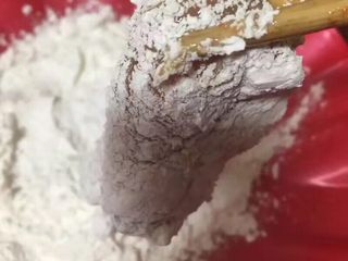 20、自制麦辣鸡腿汉堡,再裹一层薄薄的的玉米淀粉，也可以用炸鸡粉代替