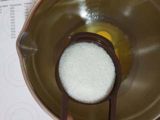 3、女巫杯子蛋糕,鸡蛋打入盆中,加入细砂糖