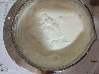 4、女巫杯子蛋糕,准备一个稍微大一点的盆,倒入温热的水!将盛鸡蛋的盆放入热水盆中!全蛋隔热水打发至提起电动打蛋器,滴落的蛋糊能形成小山状,纹路不会立刻消失的状态。