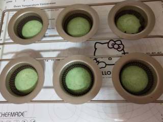 7、女巫杯子蛋糕,拌好的蛋糕糊倒入纸托中,轻磕几下震出大气泡