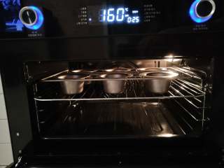 8、女巫杯子蛋糕,烤箱预热165度!烤25分钟!