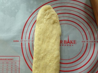 8、面包机版鸡蛋吐司,将面团擀长