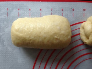 9、面包机版鸡蛋吐司,从上往下卷起，再擀一次，再卷起来