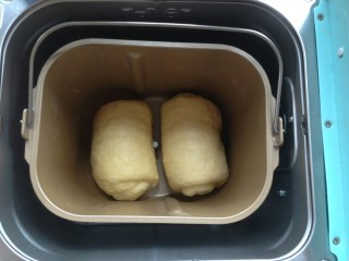 10、面包机版鸡蛋吐司,将面包胚放入到面包桶里。