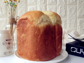 13、面包机版鸡蛋吐司,面包做好后立即倒出来，在晾架上晾凉