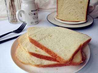 14、面包机版鸡蛋吐司,放凉后再切片