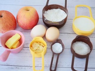 1、苹果千层蛋糕,准备好材料