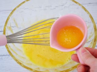 4、苹果千层蛋糕,加入融化的黄油