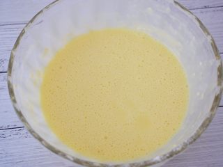 7、苹果千层蛋糕,搅拌至无干粉备用