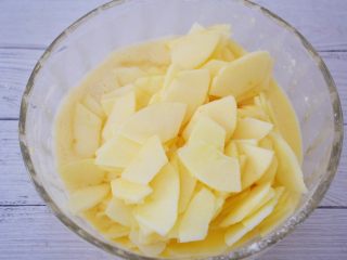 9、苹果千层蛋糕,放入面糊中拌匀