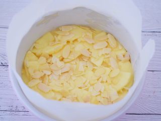 12、苹果千层蛋糕,最后倒入剩余的面糊，表面撒上杏仁片