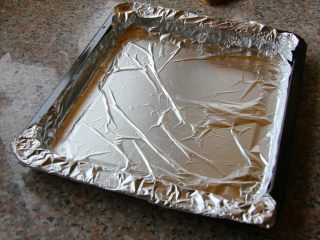 5、香辣烤鱼,烤盘上铺上锡纸。