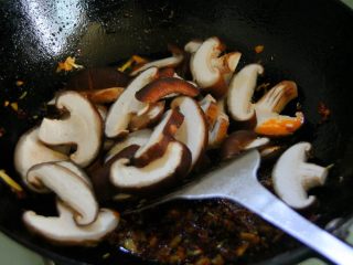 16、香辣烤鱼,倒入杏鲍菇