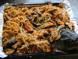 21、香辣烤鱼,倒到烤鱼上。