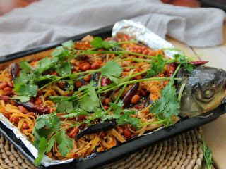 24、香辣烤鱼,倒到烤好的鱼上，再把香菜和花生米倒上，好吃的烤鱼就做好了。