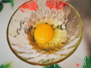 1、烤蛋奶（送给爱甜口的你们）,鸡蛋????打入进行搅拌