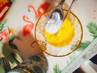 2、烤蛋奶（送给爱甜口的你们）,加入白砂糖，进行搅拌（大约2勺）