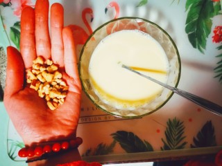 4、烤蛋奶（送给爱甜口的你们）,放入喜欢的坚果进行搅拌