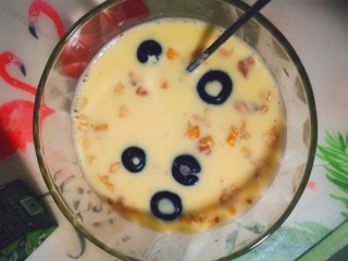 5、烤蛋奶（送给爱甜口的你们）,放入葡萄干和蓝莓，进行搅拌。