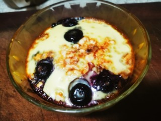 6、烤蛋奶（送给爱甜口的你们）,烤箱200℃预热3分钟，上下火180℃约20分钟即可食用