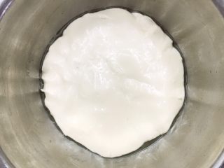 3、榴莲披萨,酵母水加到面粉里，用厨师机揉至扩展阶段，不需要到完全阶段。液体量大，用厨师机比较好揉。拿出来的时候如果粘手就抹点油