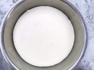 4、榴莲披萨,放到抹了橄榄油的容器中，至于烤箱中，38度约40分钟发酵到两倍大