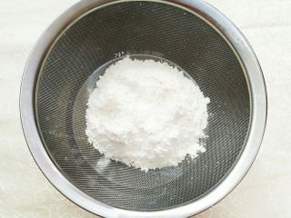 2、榴芒千层蛋糕,面粉过筛！