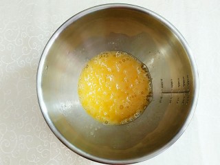 5、榴芒千层蛋糕,把鸡蛋白糖一起搅拌均匀！