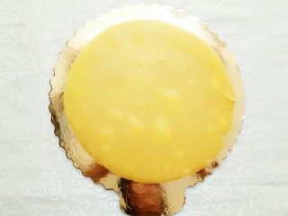 20、榴芒千层蛋糕,在蛋糕托上放上一张晾冷了的千层皮！