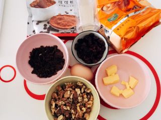 1、巧克力坚果软欧,准备好几本材料