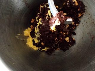 3、巧克力坚果软欧,加入黄油,继续2档和面5分钟