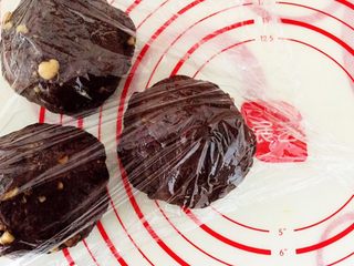 5、巧克力坚果软欧,把面团平均分成3块,我的是202g一个面团,盖保鲜膜防止风干。