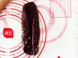 7、巧克力坚果软欧,两边向内折,收下口