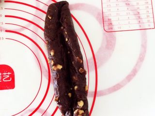 8、巧克力坚果软欧,再向内对折