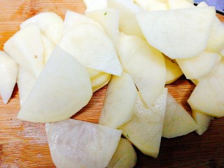 2、圆土豆+凤尾土豆虾球,去皮切片