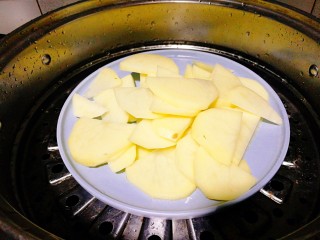 3、圆土豆+凤尾土豆虾球,隔水蒸