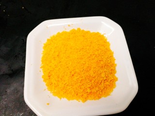 7、圆土豆+凤尾土豆虾球,准备好面包糠