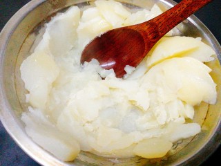 10、圆土豆+凤尾土豆虾球,蒸好的土豆趁热压泥