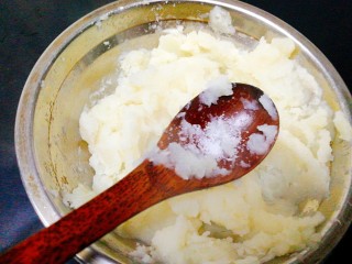 11、圆土豆+凤尾土豆虾球,加入盐